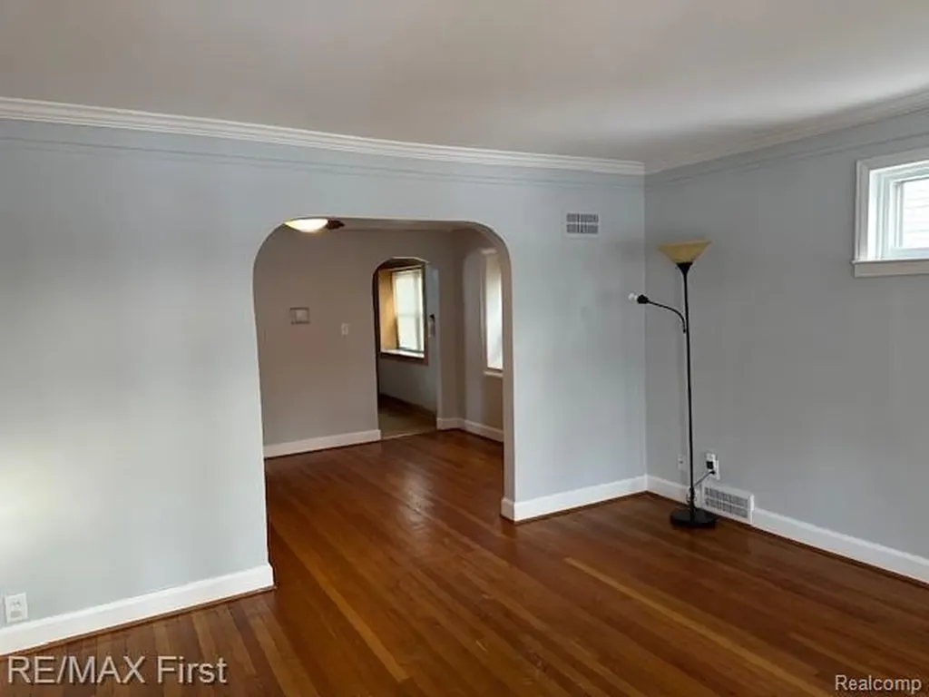 2202 Hollywood Avenue Grosse Pointe Woods City MI 48236