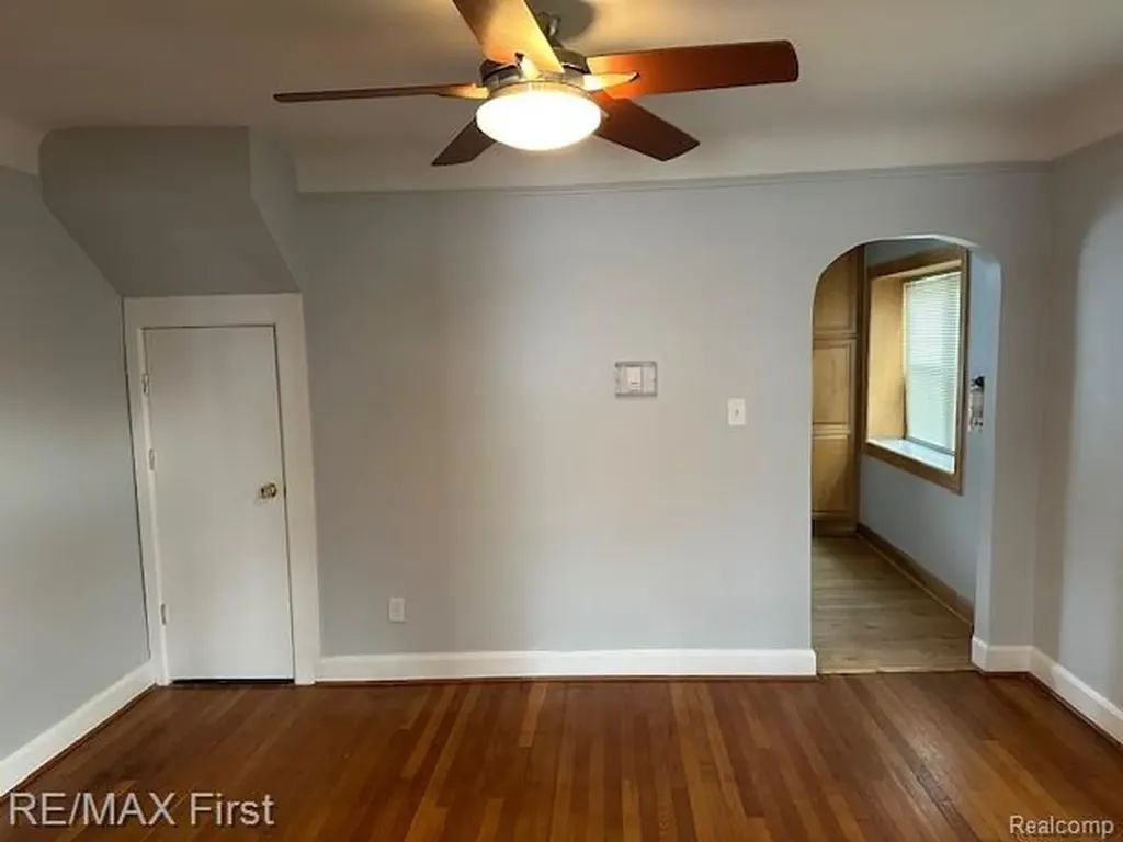 2202 Hollywood Avenue Grosse Pointe Woods City MI 48236