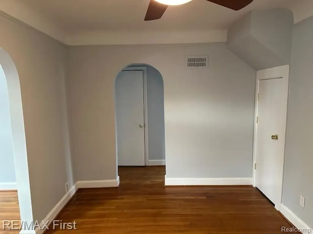 2202 Hollywood Avenue Grosse Pointe Woods City MI 48236