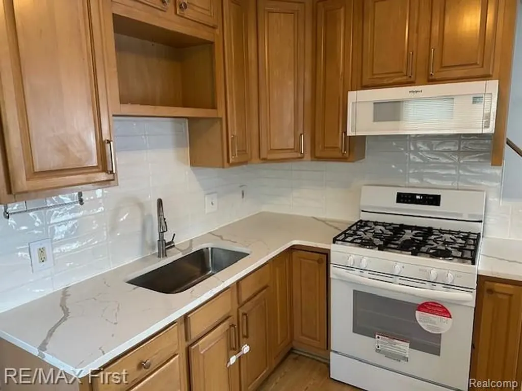 2202 Hollywood Avenue Grosse Pointe Woods City MI 48236