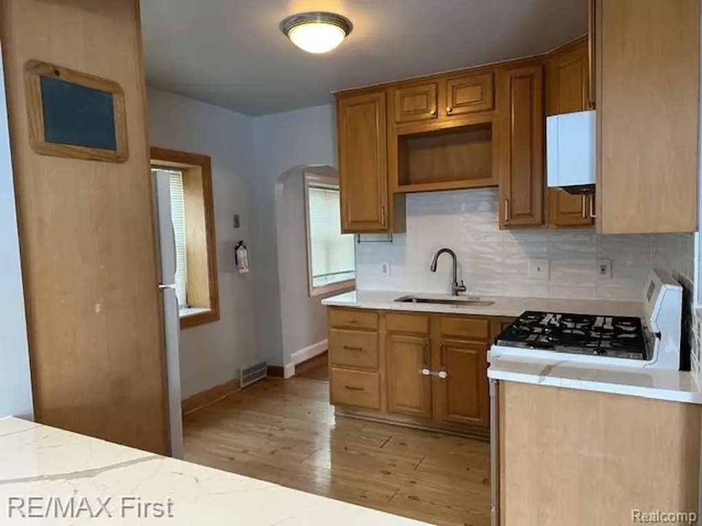 2202 Hollywood Avenue Grosse Pointe Woods City MI 48236