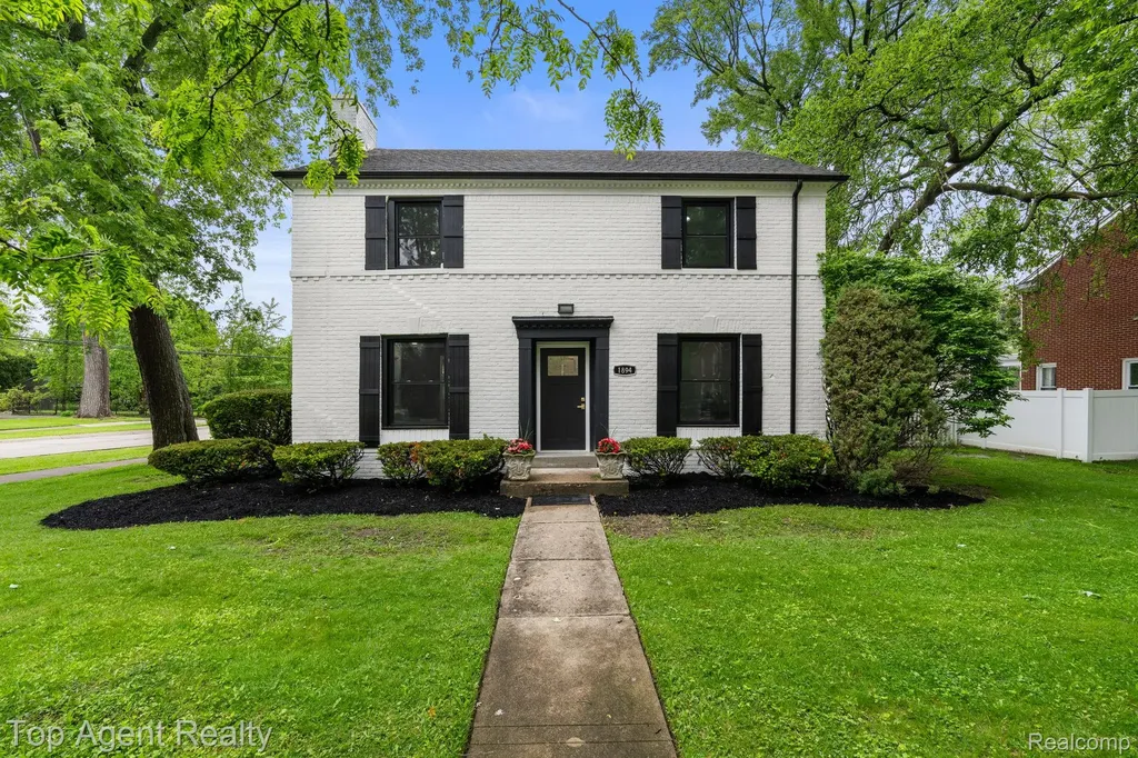 1894 Broadstone Road Grosse Pointe Woods City MI 48236