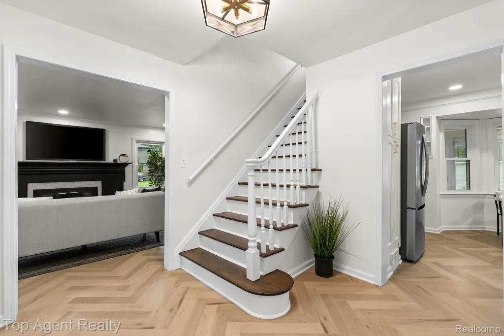1894 Broadstone Road Grosse Pointe Woods City MI 48236