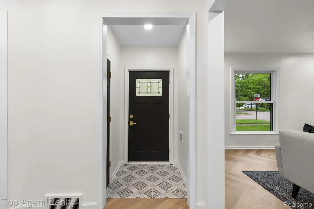 1894 Broadstone Road Grosse Pointe Woods City MI 48236