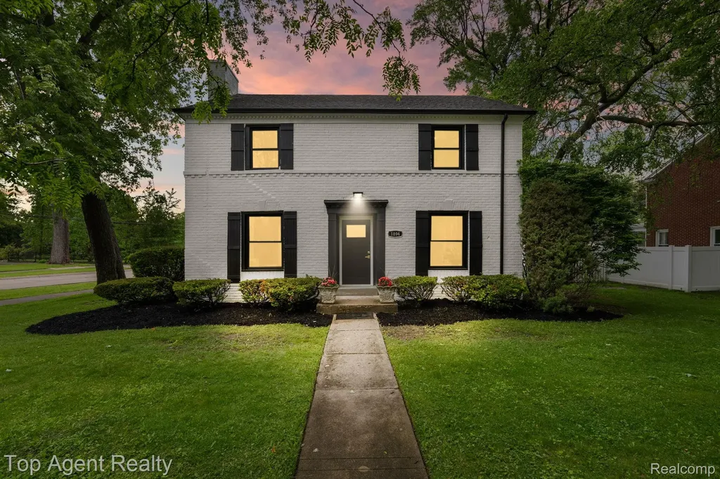 1894 Broadstone Road Grosse Pointe Woods City MI 48236