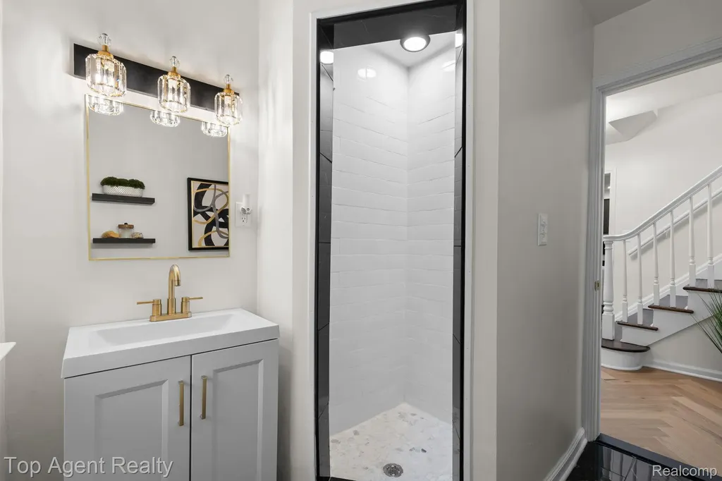 1894 Broadstone Road Grosse Pointe Woods City MI 48236