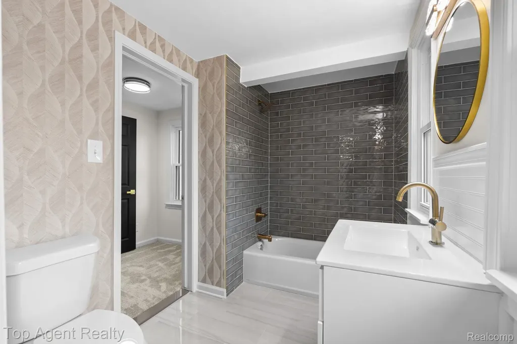 1894 Broadstone Road Grosse Pointe Woods City MI 48236
