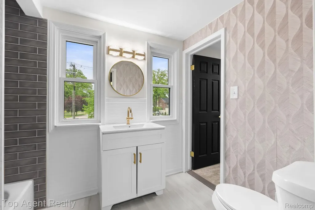 1894 Broadstone Road Grosse Pointe Woods City MI 48236