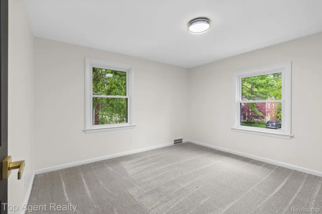 1894 Broadstone Road Grosse Pointe Woods City MI 48236