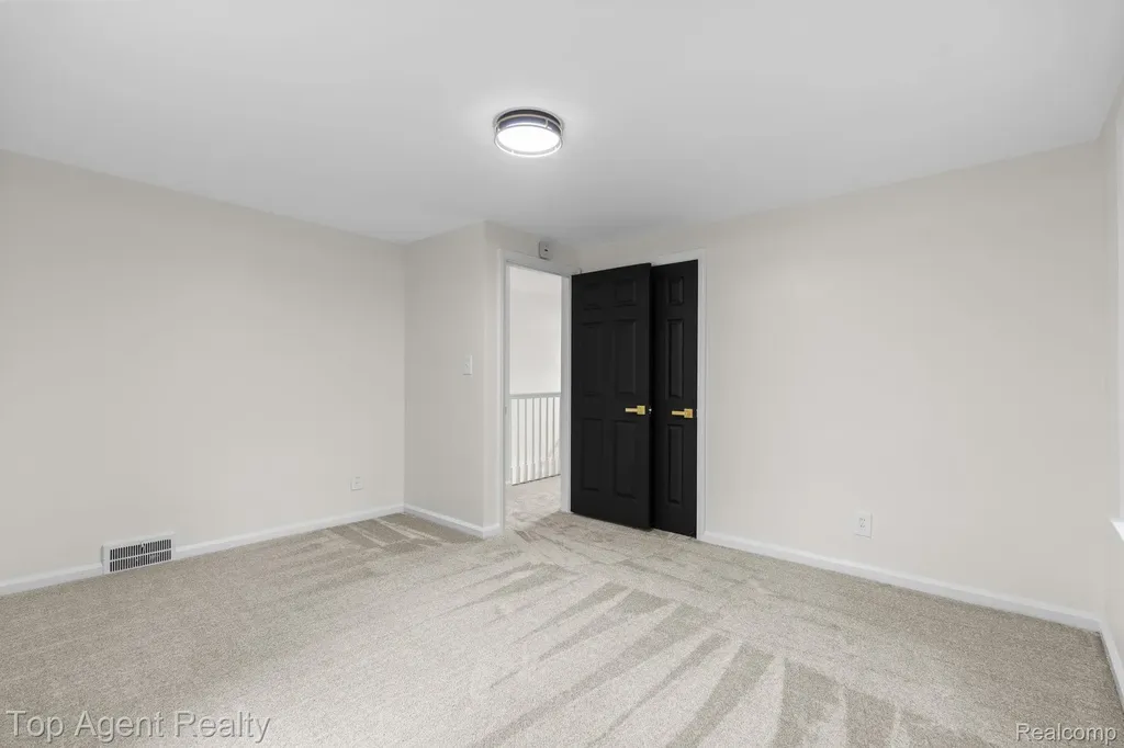 1894 Broadstone Road Grosse Pointe Woods City MI 48236