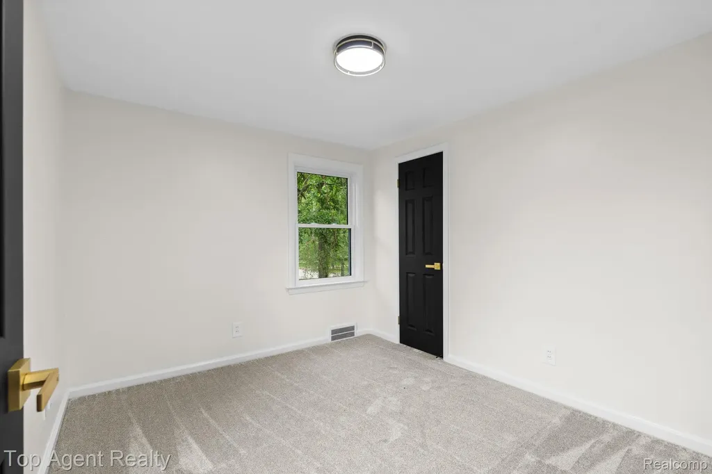 1894 Broadstone Road Grosse Pointe Woods City MI 48236