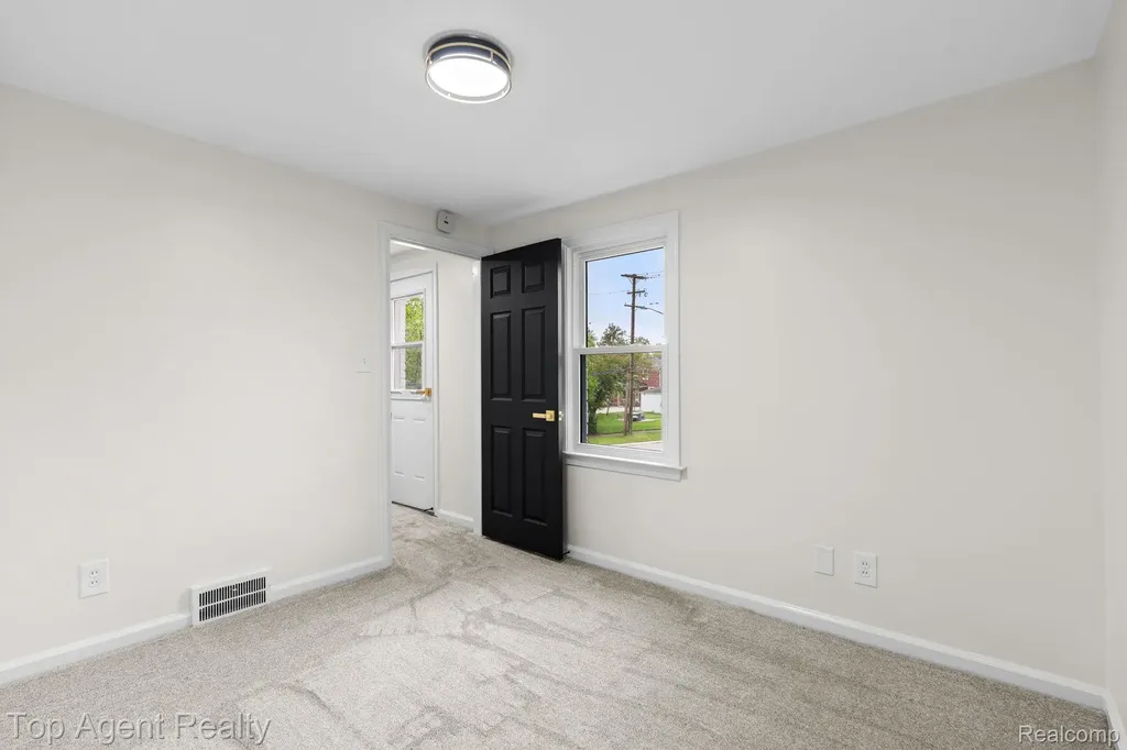 1894 Broadstone Road Grosse Pointe Woods City MI 48236