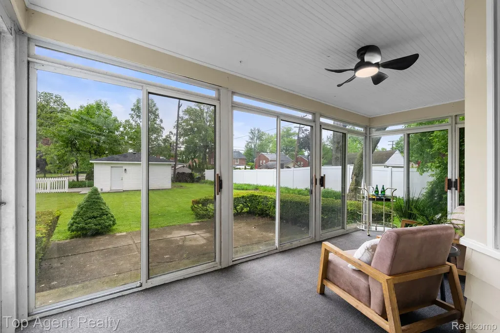 1894 Broadstone Road Grosse Pointe Woods City MI 48236