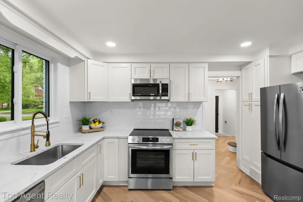 1894 Broadstone Road Grosse Pointe Woods City MI 48236