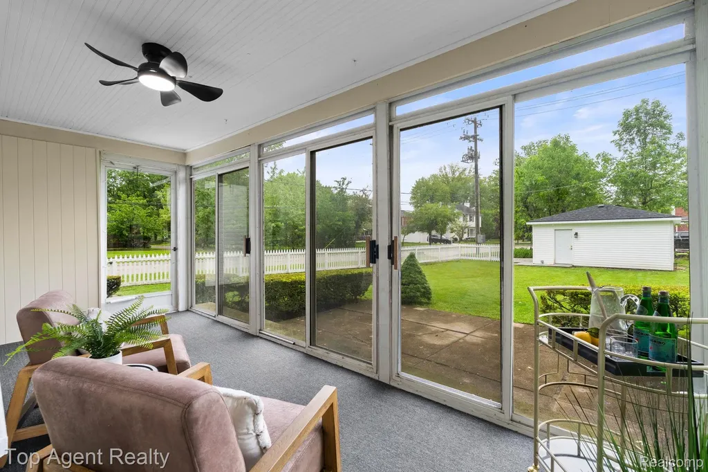 1894 Broadstone Road Grosse Pointe Woods City MI 48236