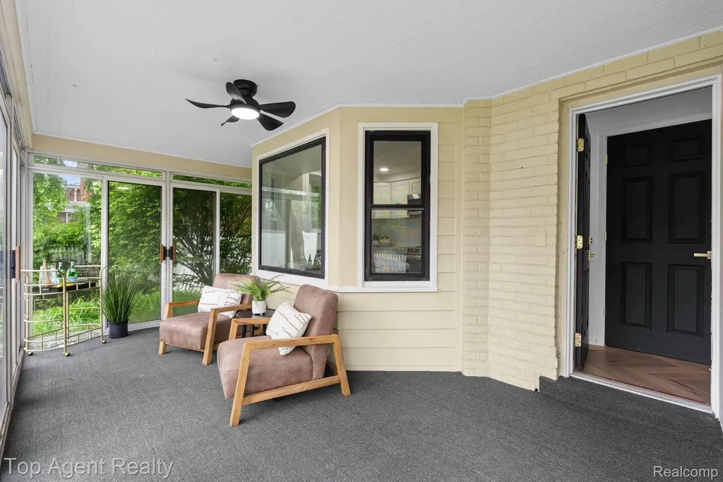 1894 Broadstone Road Grosse Pointe Woods City MI 48236
