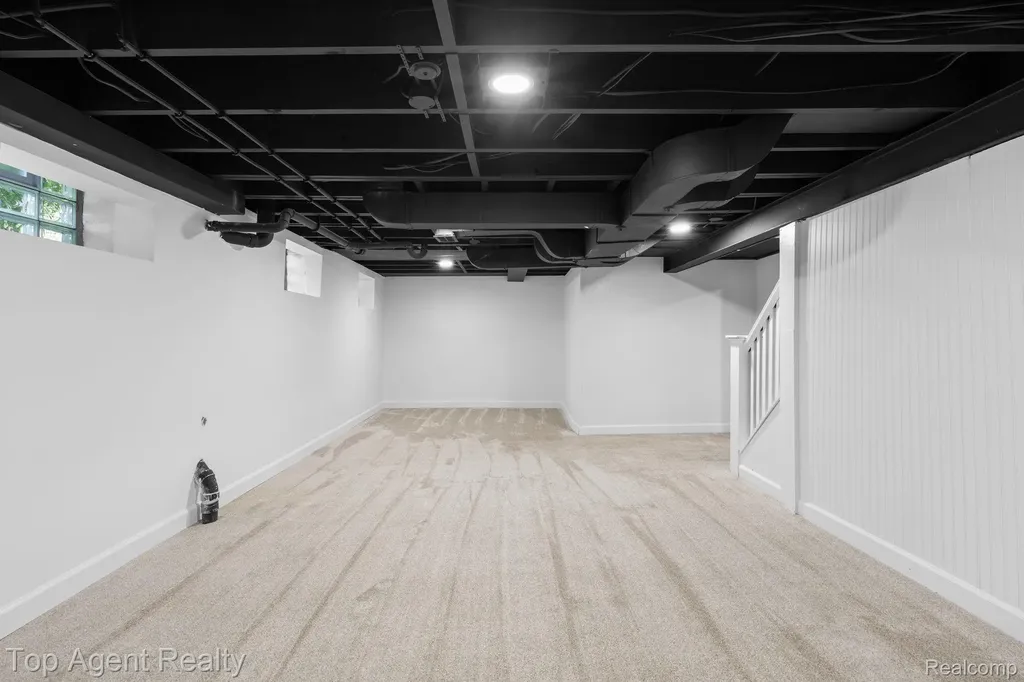 1894 Broadstone Road Grosse Pointe Woods City MI 48236