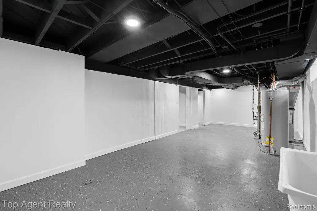 1894 Broadstone Road Grosse Pointe Woods City MI 48236