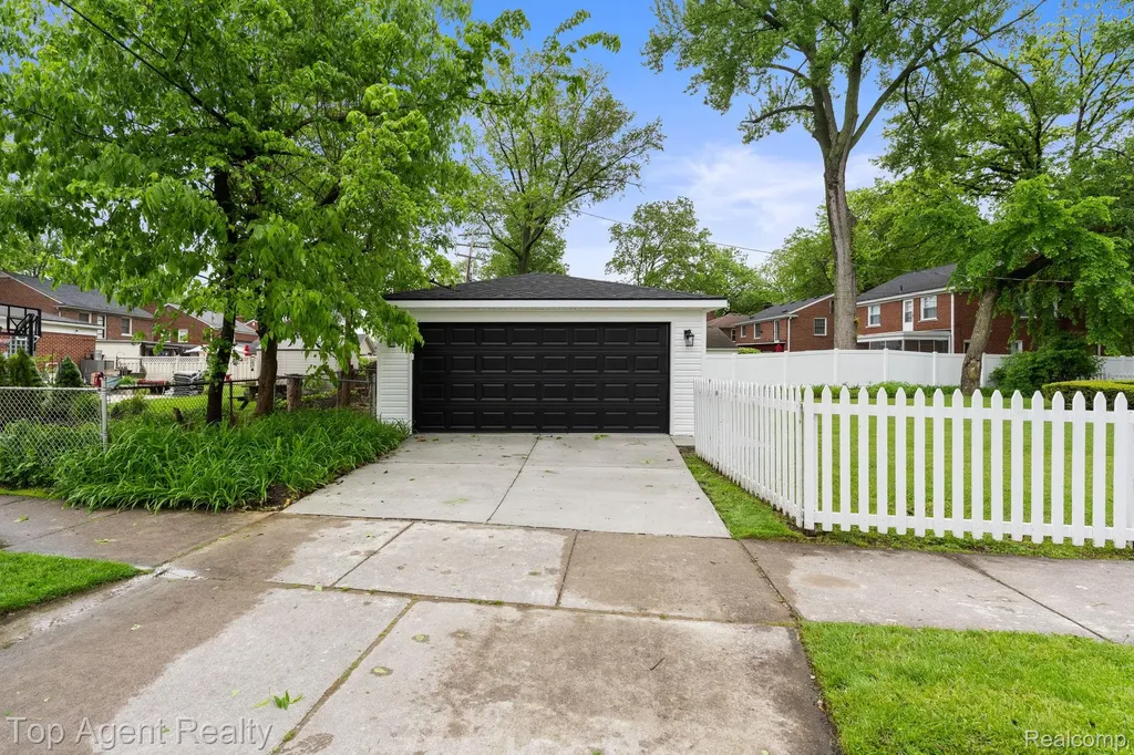 1894 Broadstone Road Grosse Pointe Woods City MI 48236