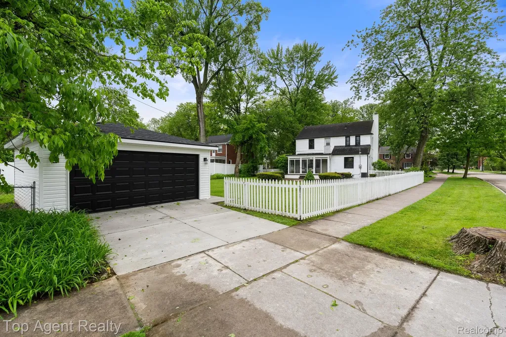 1894 Broadstone Road Grosse Pointe Woods City MI 48236