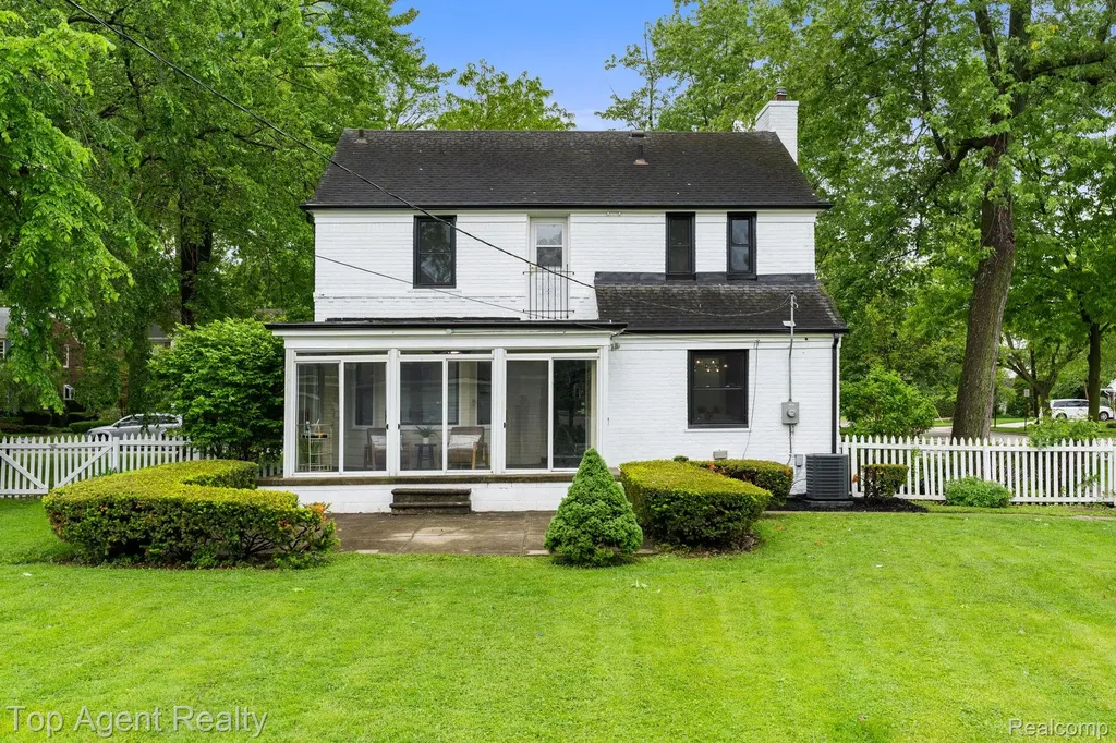 1894 Broadstone Road Grosse Pointe Woods City MI 48236