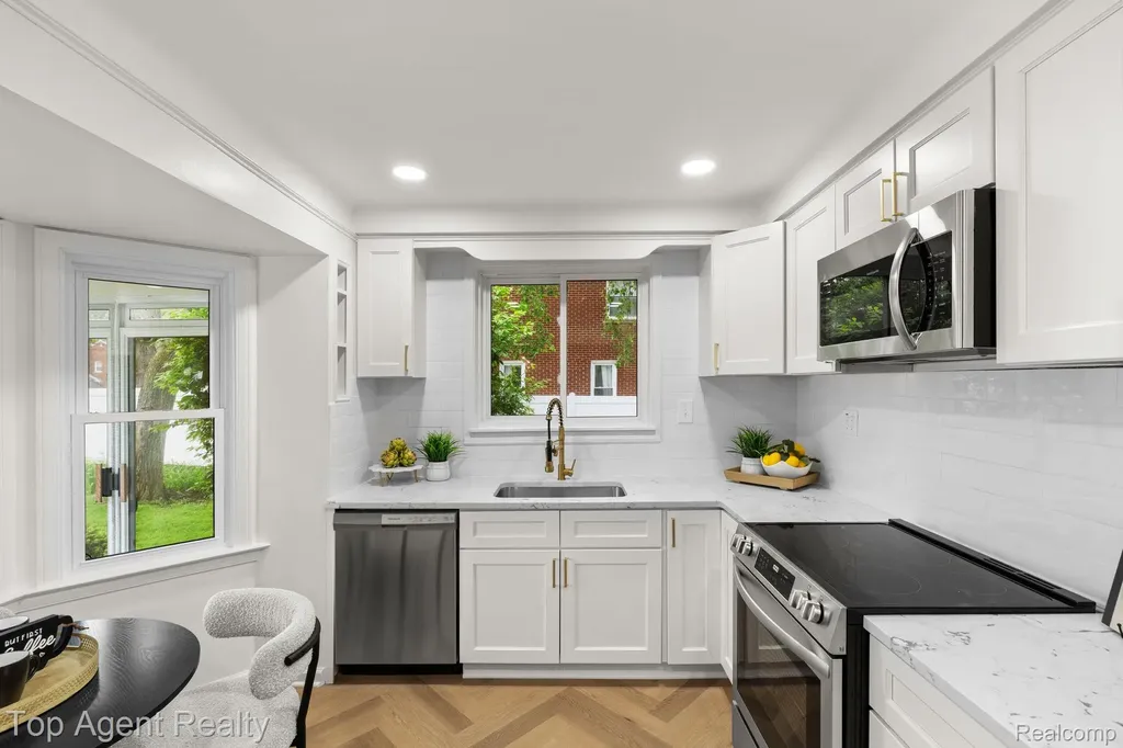 1894 Broadstone Road Grosse Pointe Woods City MI 48236