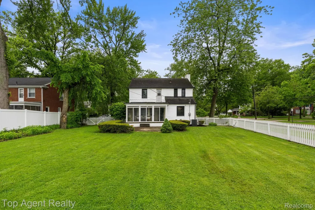 1894 Broadstone Road Grosse Pointe Woods City MI 48236