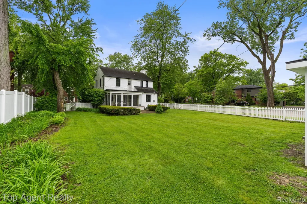 1894 Broadstone Road Grosse Pointe Woods City MI 48236