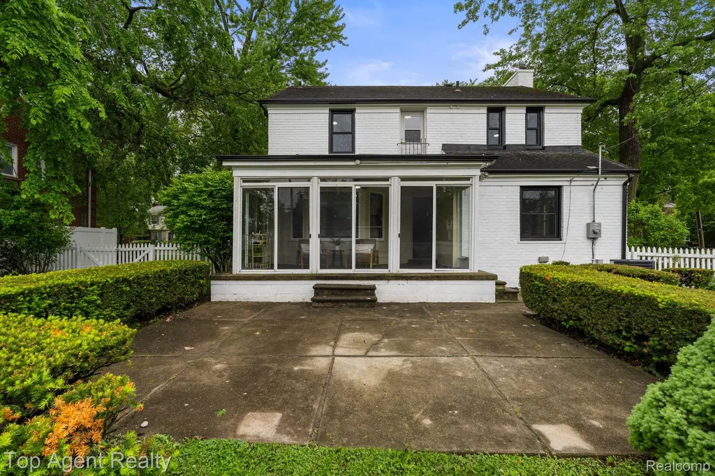 1894 Broadstone Road Grosse Pointe Woods City MI 48236
