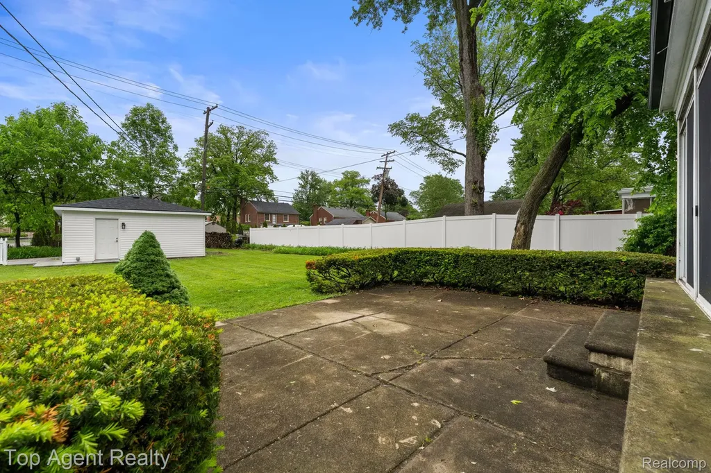 1894 Broadstone Road Grosse Pointe Woods City MI 48236