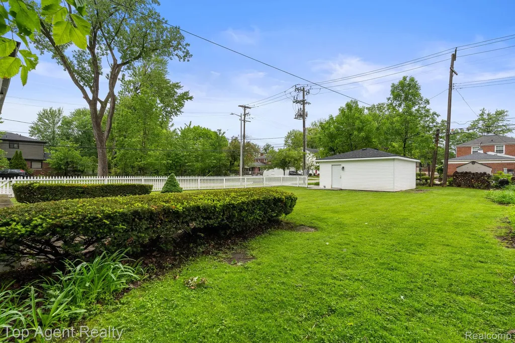 1894 Broadstone Road Grosse Pointe Woods City MI 48236