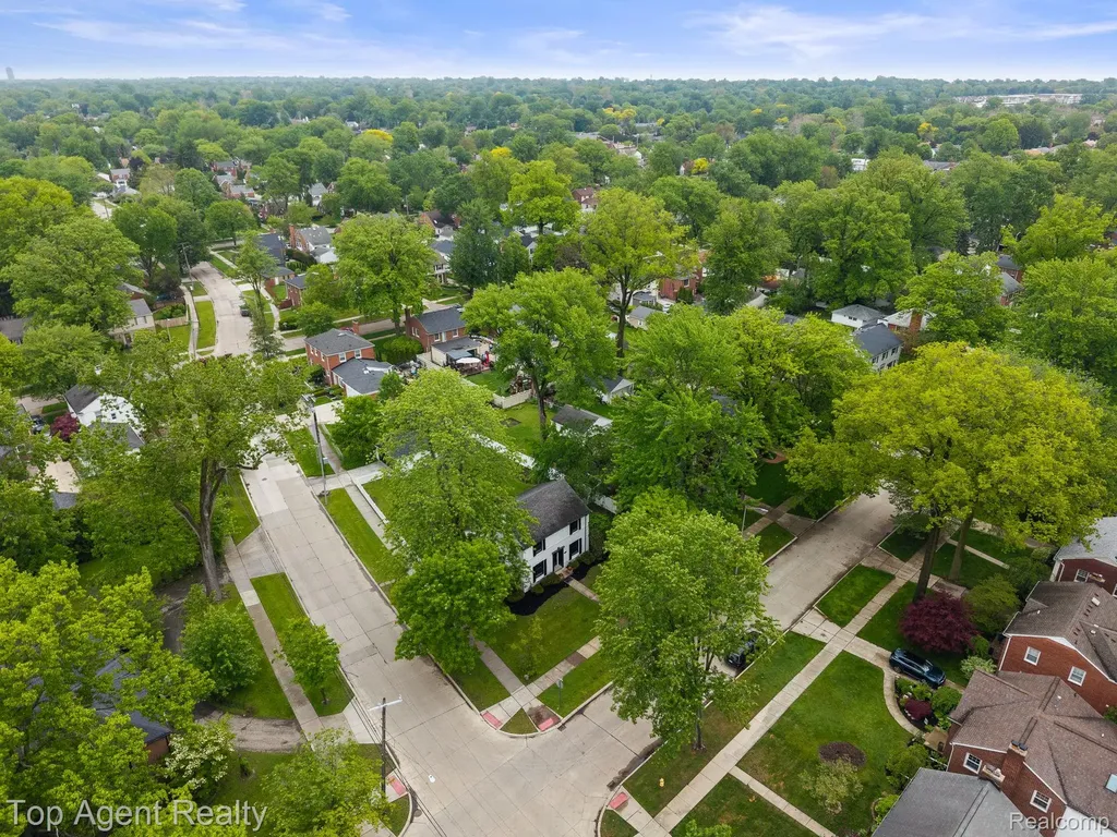 1894 Broadstone Road Grosse Pointe Woods City MI 48236