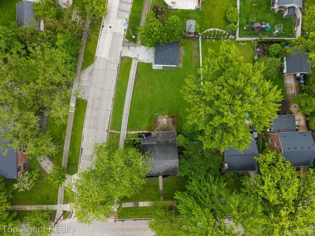 1894 Broadstone Road Grosse Pointe Woods City MI 48236