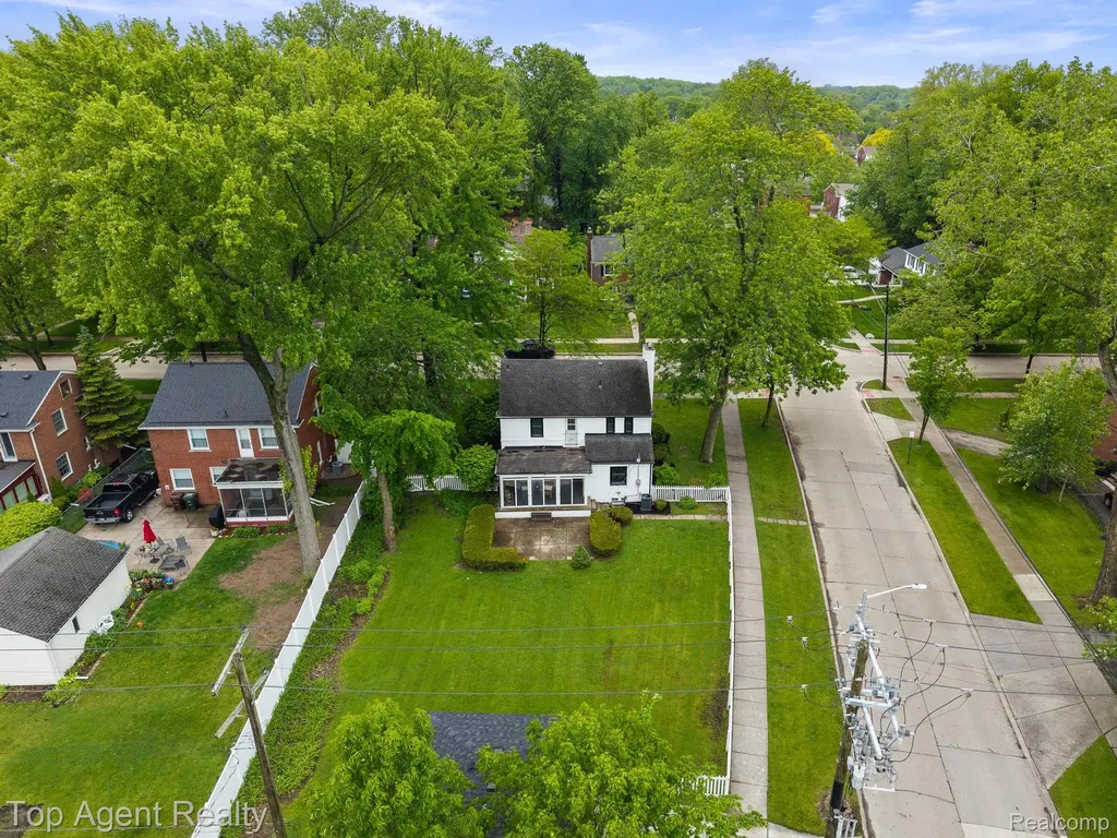 1894 Broadstone Road Grosse Pointe Woods City MI 48236