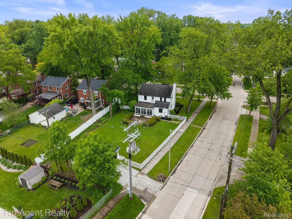1894 Broadstone Road Grosse Pointe Woods City MI 48236