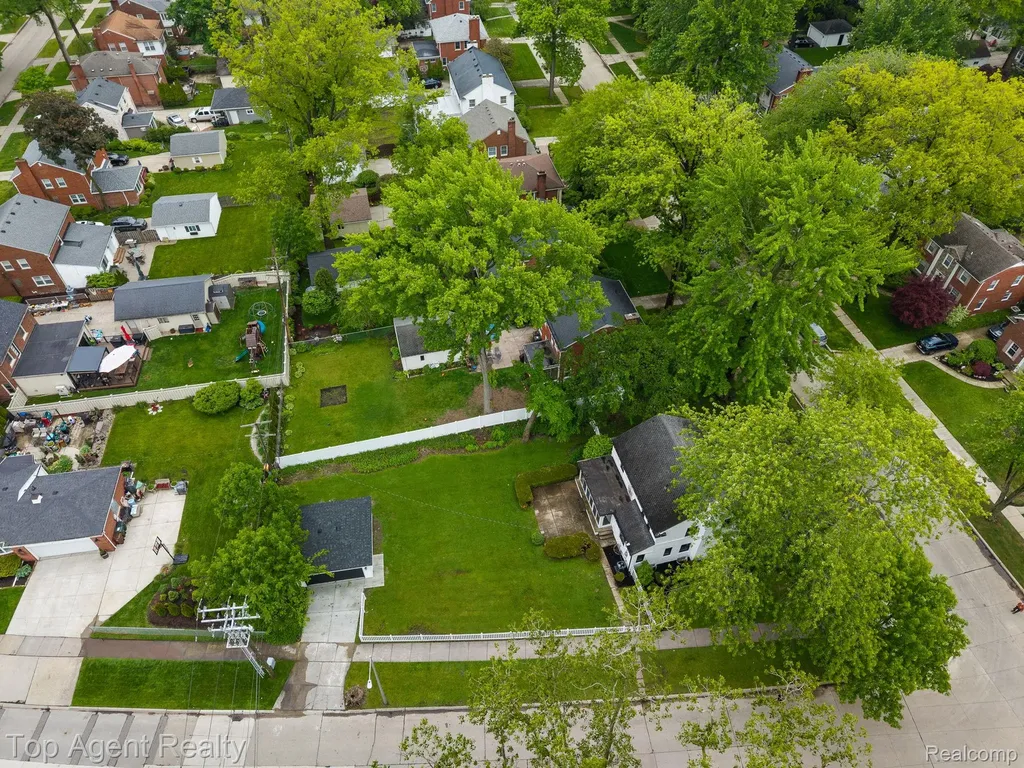 1894 Broadstone Road Grosse Pointe Woods City MI 48236