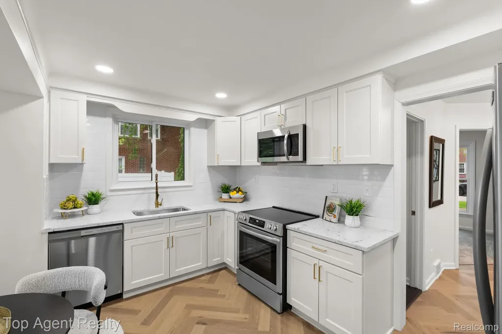 1894 Broadstone Road Grosse Pointe Woods City MI 48236