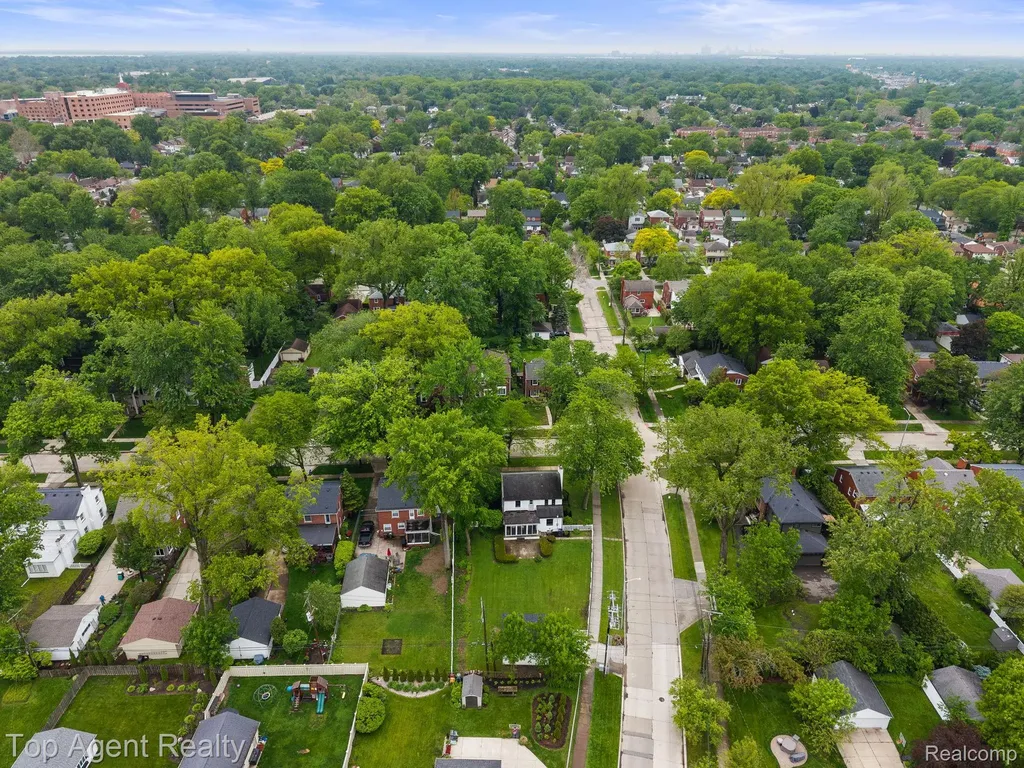 1894 Broadstone Road Grosse Pointe Woods City MI 48236