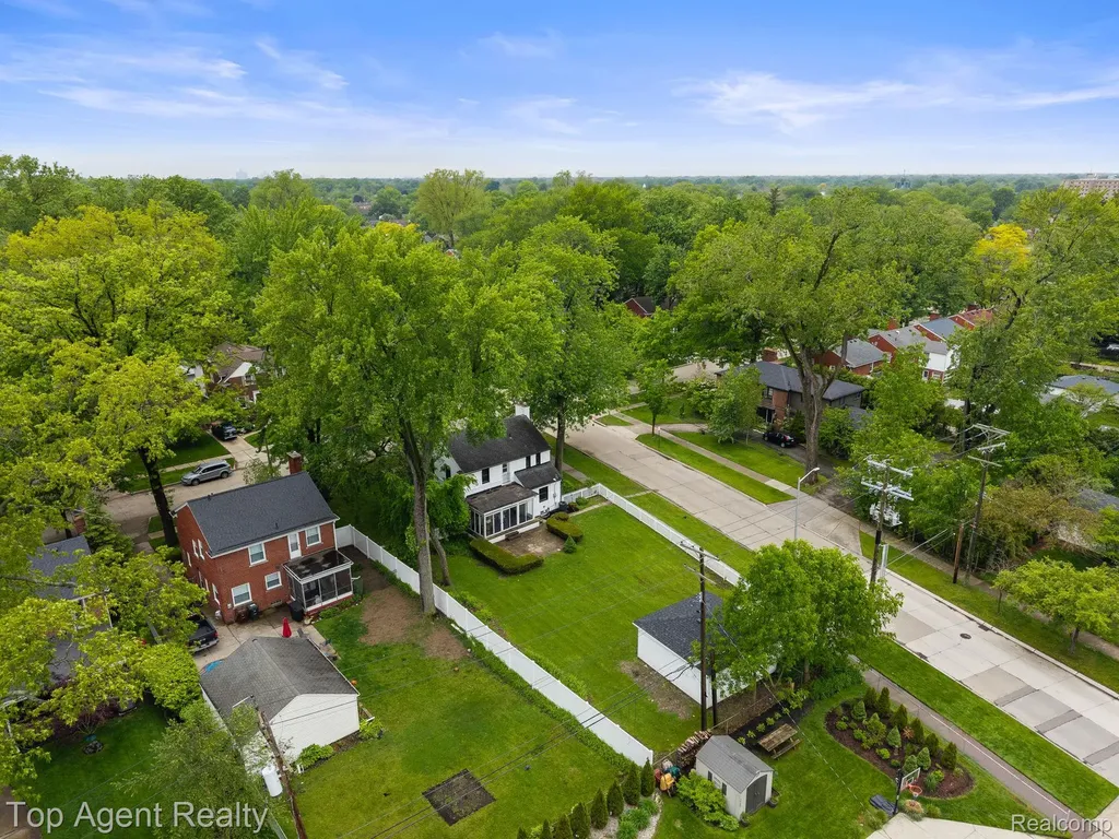 1894 Broadstone Road Grosse Pointe Woods City MI 48236