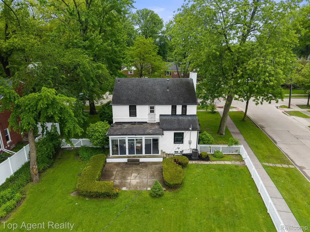 1894 Broadstone Road Grosse Pointe Woods City MI 48236