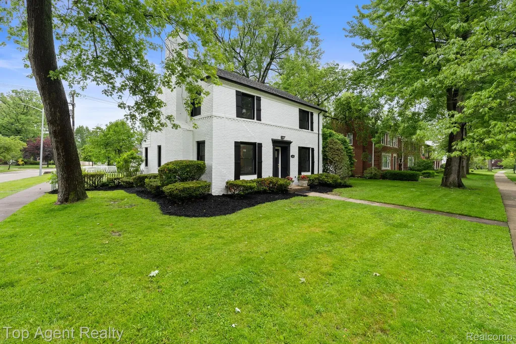1894 Broadstone Road Grosse Pointe Woods City MI 48236