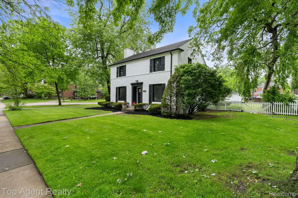 1894 Broadstone Road Grosse Pointe Woods City MI 48236