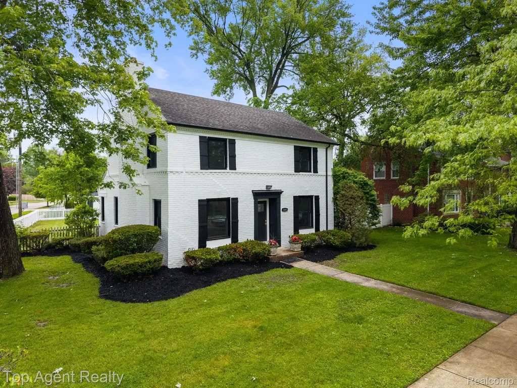 1894 Broadstone Road Grosse Pointe Woods City MI 48236