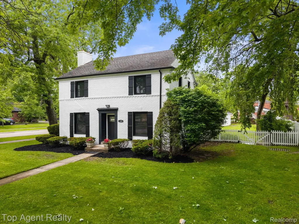 1894 Broadstone Road Grosse Pointe Woods City MI 48236