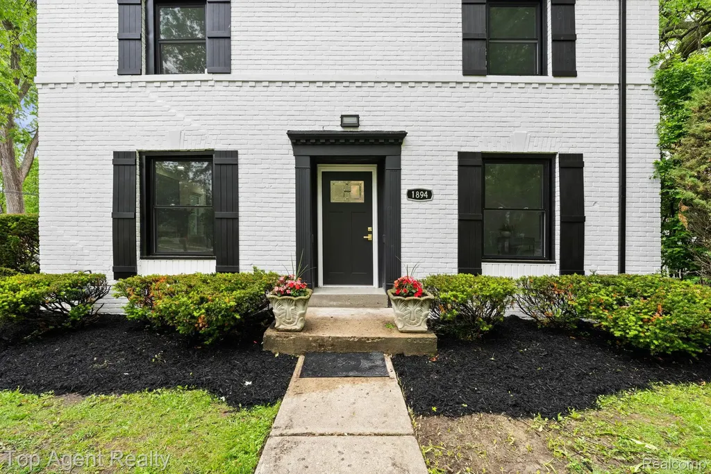 1894 Broadstone Road Grosse Pointe Woods City MI 48236