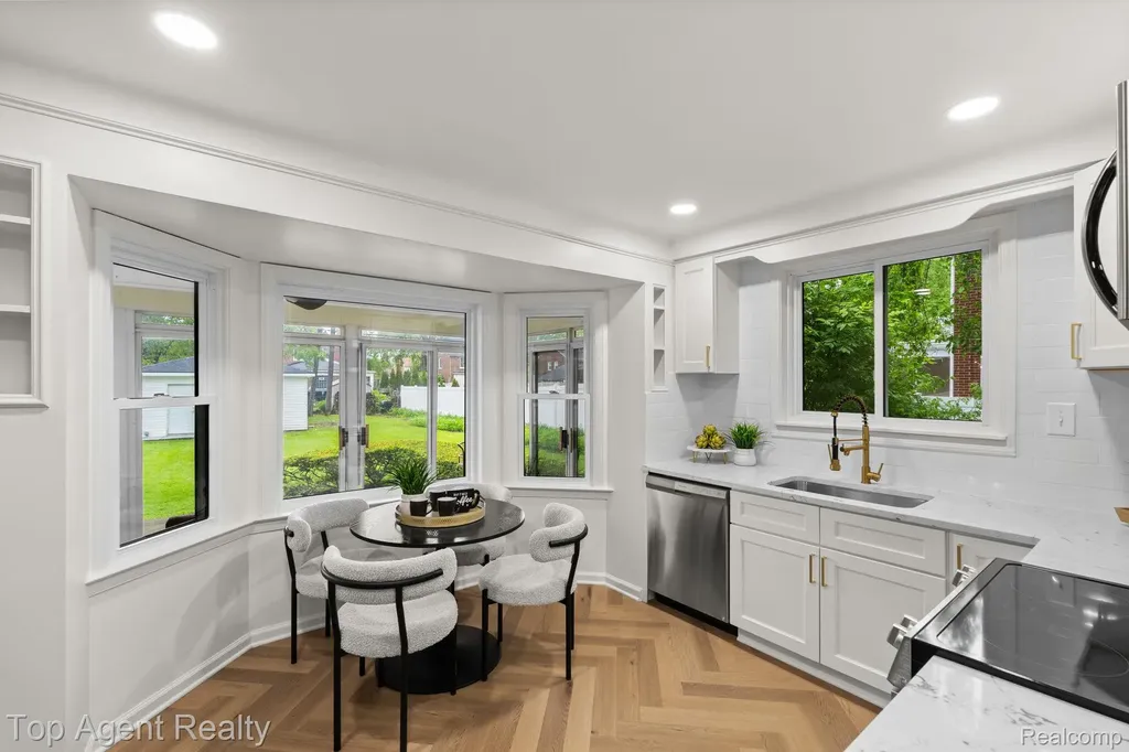 1894 Broadstone Road Grosse Pointe Woods City MI 48236