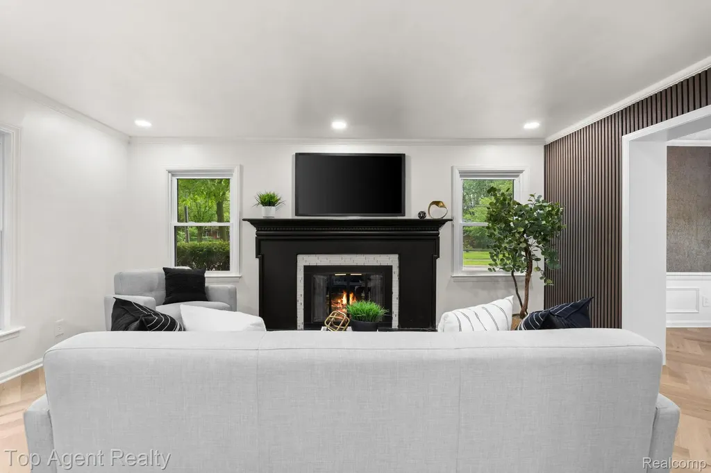 1894 Broadstone Road Grosse Pointe Woods City MI 48236
