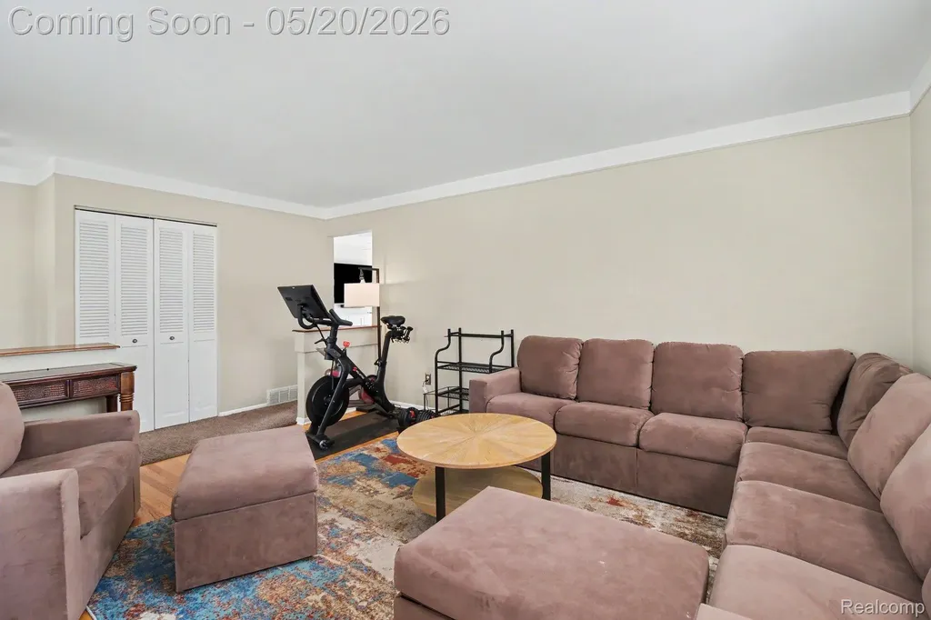 29146 Bonnie Drive Warren City MI 48093