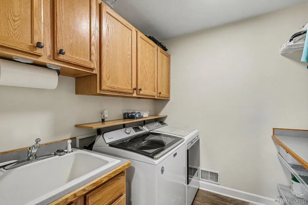 408 N Outlook Court Perry Township MI 48872