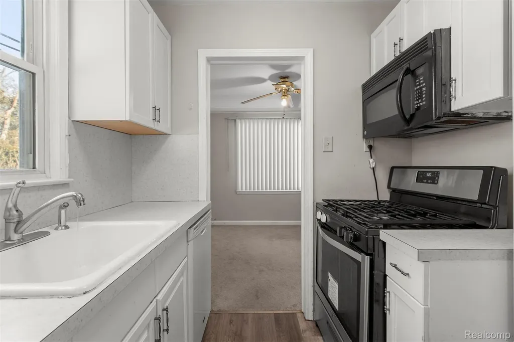7521 N Silvery Lane Dearborn Heights City MI 48127